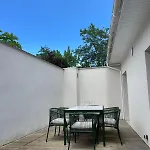 Spacious Of 120 M In アパート