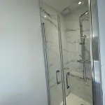 Spacious Of 120 M In グジャン・メストラ